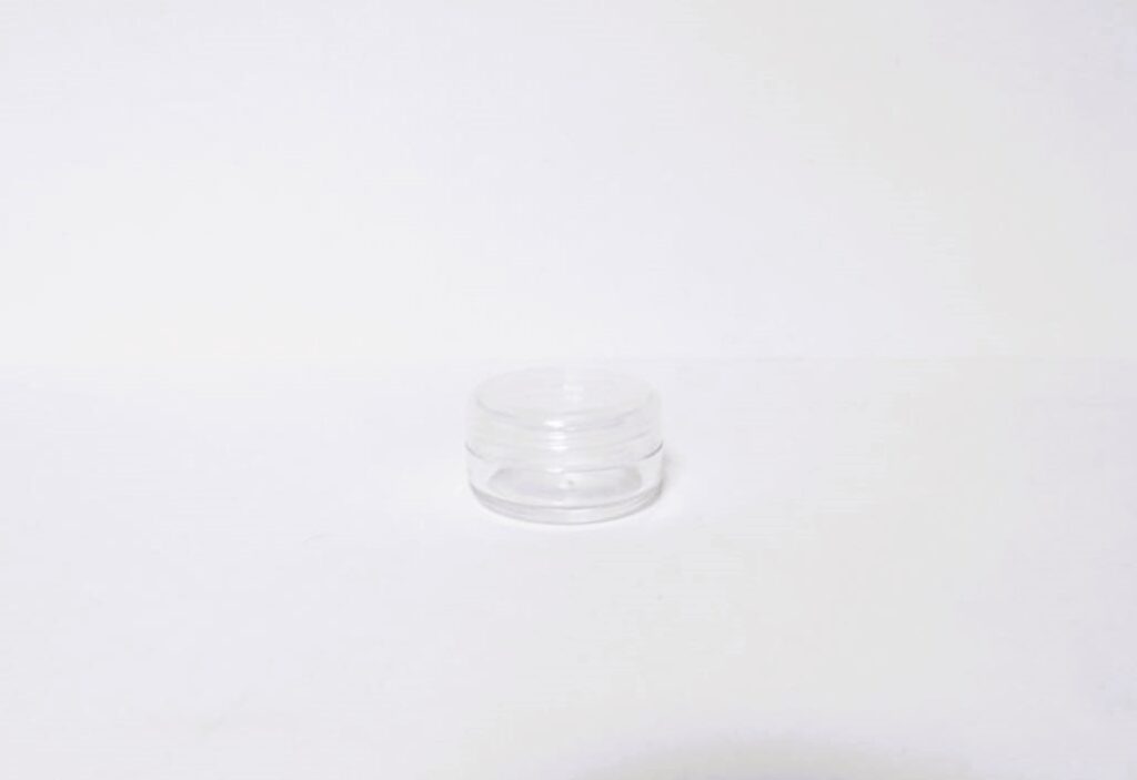 Tarro-plástico-para-cosmética-10-ml-con-tapa-natural-Fuste