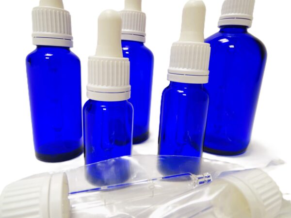 Frasco-vidrio-azul-cobalto-cuentagotas-OVII-blanca-tetina-blanca-Fusté