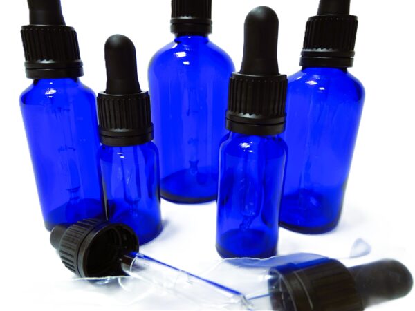 Frasco-vidrio-azul-cobalto-cuentagotas-OVII-negra-tetina-negra-Fusté