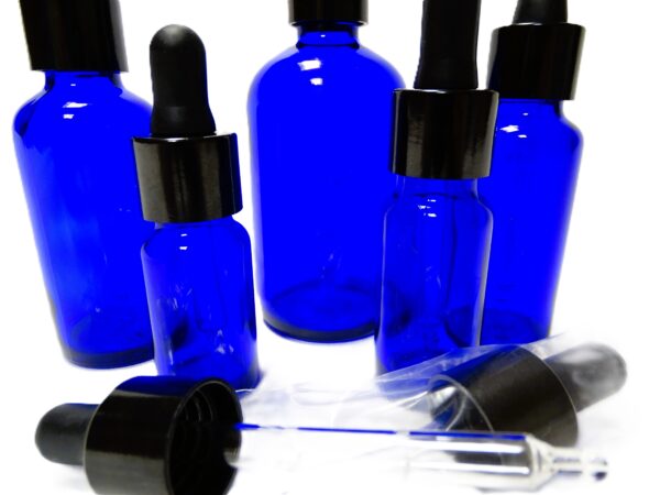 Frasco-vidrio-azul-cobalto-cuentagotas-urea-negra-tetina-negra-Fusté