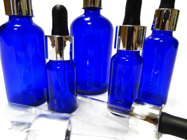 Frasco-vidrio-azul-cobalto-cuentagotas-urea-plata-tetina-negra-Fusté